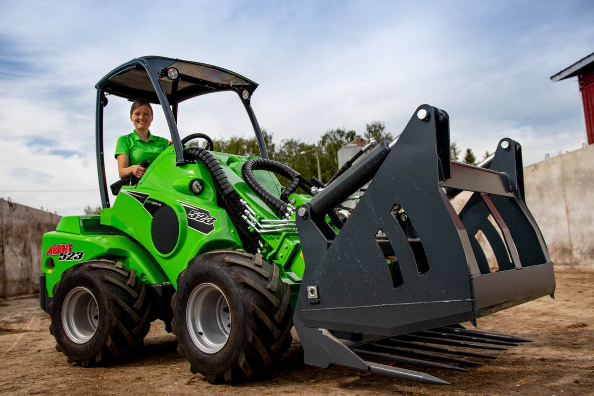 AvantUSA's tweet photo. Take a bite out of life... and silage with Avant's silage block cutter. Cut directly from the silo with our robust and powerful steel blades that leave a clean even surface in the silo that helps prevent air getting in and warming it up.
#silage #farmequipment #frontendloader https://t.co/yvhSVOXH2R