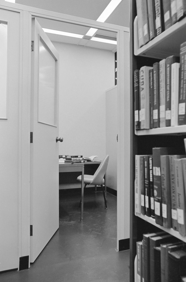 UCSCLibrary's tweet image. This is a McHenry study cubicle. This photo doesn't actually have a date - if you prepped for finals in one of these cubicles, let us know the year in the comments! For the students with our current cubicles, enjoy and study hard!
#throwbackthursday #ucsc #goslugs