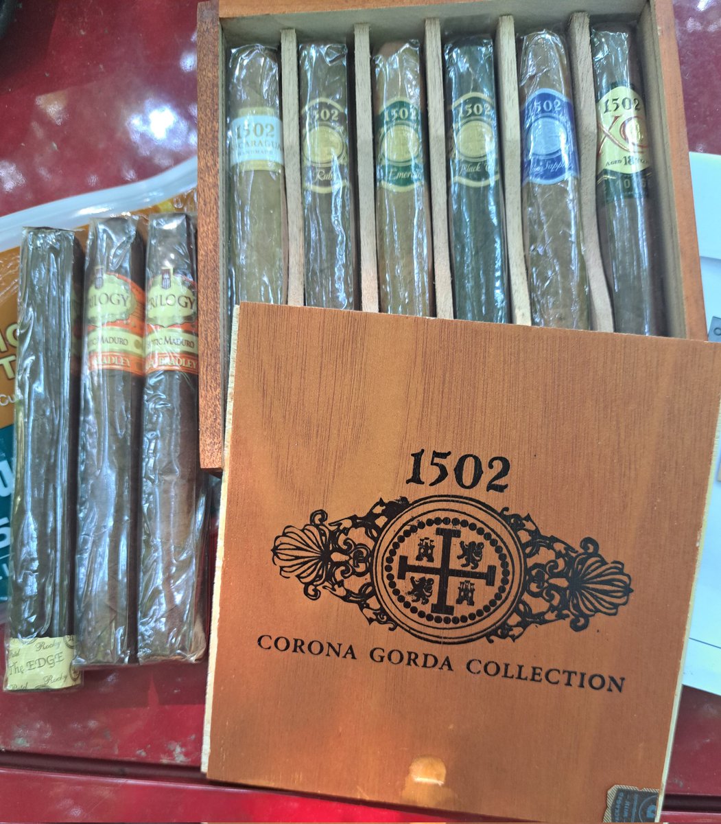 UPS delivery from @NeptuneCigars 
#Plasencia   
#RockyPatel
#AlecBradley #GlobalPremium1502