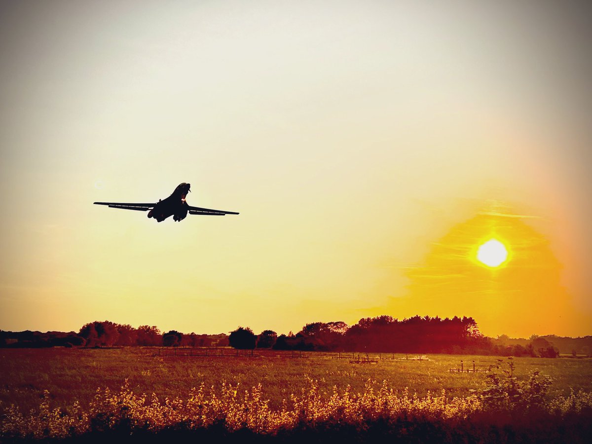 🦴

Spicy31 RTB @ RAF Fairford this evening…23 hr mission! 

iPhone pic 😊

#SPICY #B1 #Bone #bomber #usaf #fairford #riat #airforce #USAirForce #mission
