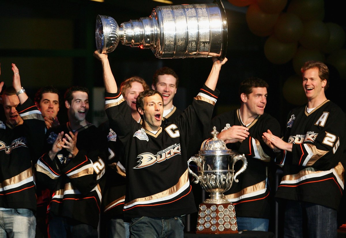 AnaheimDucks's tweet photo. Seventeen years ago tomorrow, the Ducks celebrated California's First Cup with a fan rally outside @HondaCenter. Among the sites were California  governor Arnold Schwarzenegger congratulating the team and fireworks lighting up the Anaheim sky.
#TBT presented by @UCIrvineHealth https://t.co/7oB0smwBIW