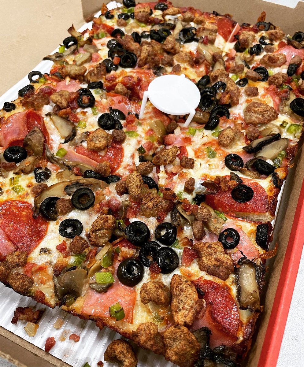 CFoodwaves's tweet photo. What’s your favorite type of pizza? 

#detroitstyle #pizza #jetspizza https://t.co/o6qBcYBnM9