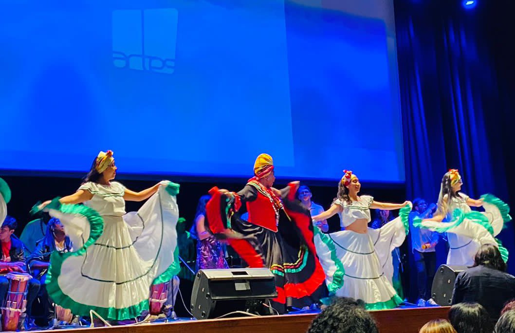 #EsmeraldasSomosTodos gracias x su solidaridad; a la UCE con la Facu de Artes x su gran iniciativa.  Hoy más que nunca es URGENTE que sus autoridades prioricen la planificación en gestión de riesgos y justicia climática en sus territorios