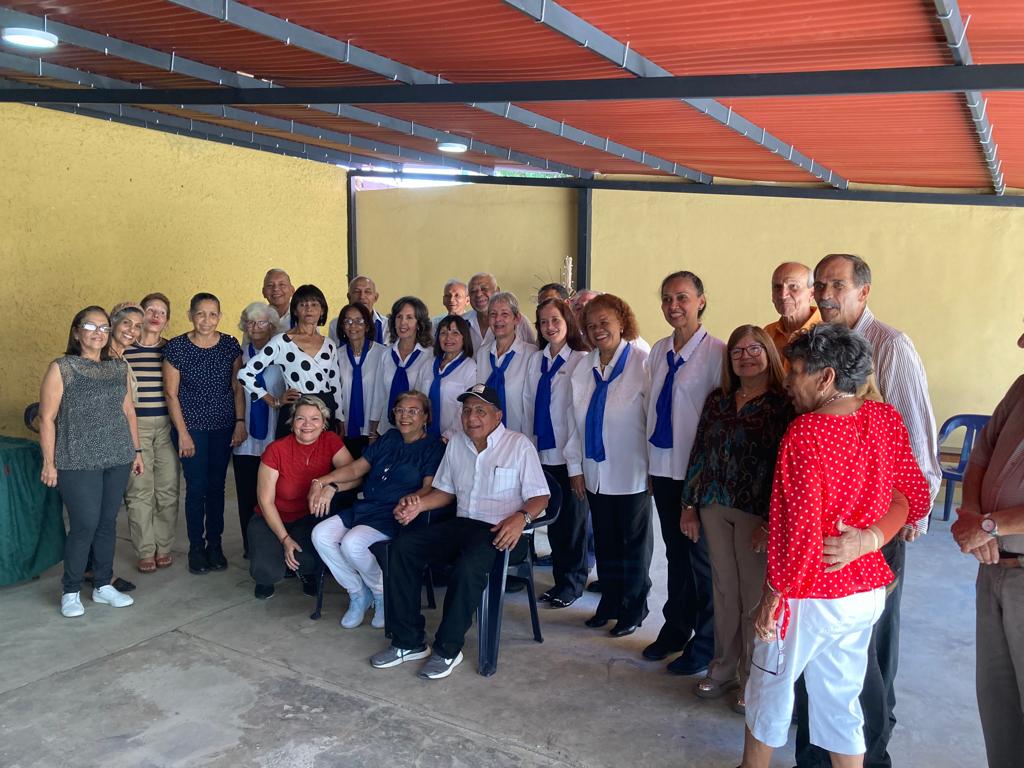 ajuptel_c's tweet photo. La Junta Directiva de AJUPTEL Carabobo conmemoro el 43 Aniversario de nuestra Asociación. Acto que conto con la Presencia de la Coral Polifónica de Naguanagua Dirigida por el Prof. Edgar Lizardo,  la cual es patrimonio Cultural https://t.co/Qlg5TLlmWT
