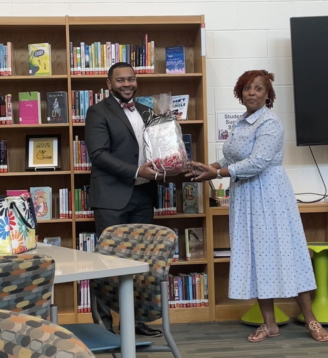 DrChrisLongo's tweet photo. Special welcome to our next Pine Hollow Middle School Principal, Dr. Carrington!  @DrJustinC90 ✈️ https://t.co/n9R9PSjw68