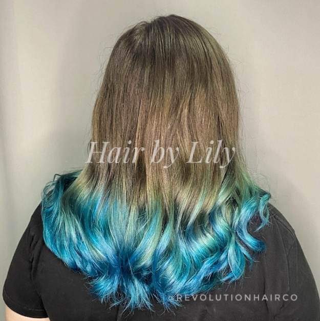 feelin blue 💙
•
•
#hairsalon #hairlove #hairtrends #funhair #metaphysicalshop #metaphysicalstore #metaphysicalsalon #salon #salonvibes #maketempleterracemagical #usf #templeterraceusf #rev #revolution #revolutionhairco #blue #bluehair #bluehairdontcare #summerhair #dipdyehair