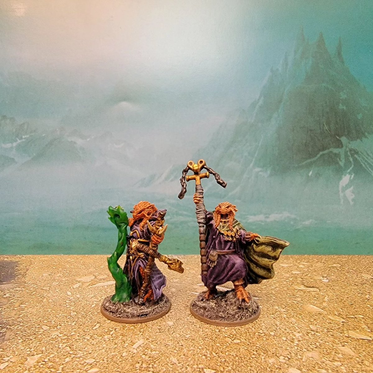 Syward1691's tweet photo. My kiddo started playing D&amp;D. His character is a Copper Dragonborn Warlock. He told me they've been using D4 to proxy their characters. That just won't do, so I painted up a couple of characters &amp; familiars for him to use. 

#dnd5e #dragonborn #warlock #wizkids #miniaturepainting https://t.co/fxvKln1Tkr
