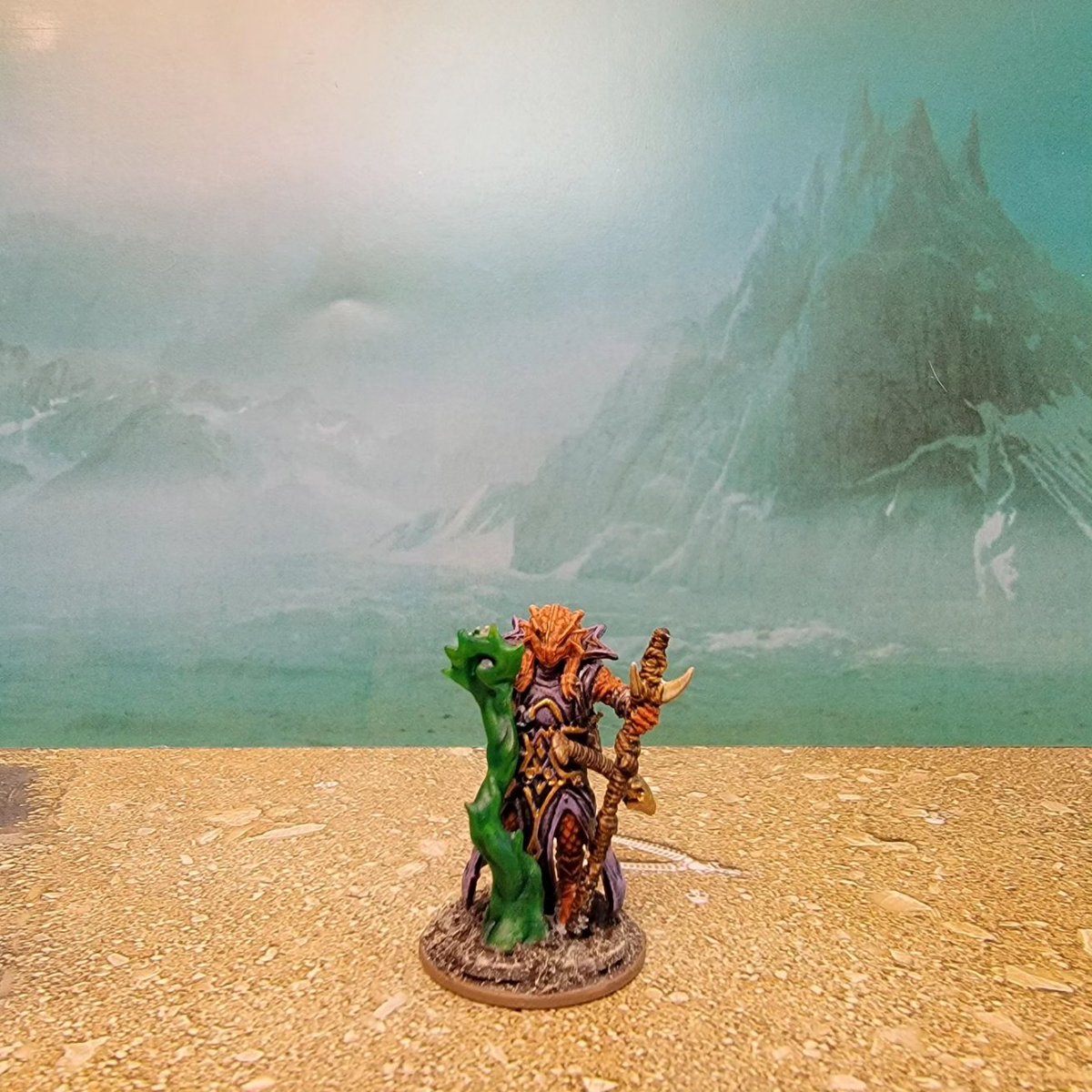 Syward1691's tweet photo. My kiddo started playing D&amp;D. His character is a Copper Dragonborn Warlock. He told me they've been using D4 to proxy their characters. That just won't do, so I painted up a couple of characters &amp; familiars for him to use. 

#dnd5e #dragonborn #warlock #wizkids #miniaturepainting https://t.co/fxvKln1Tkr