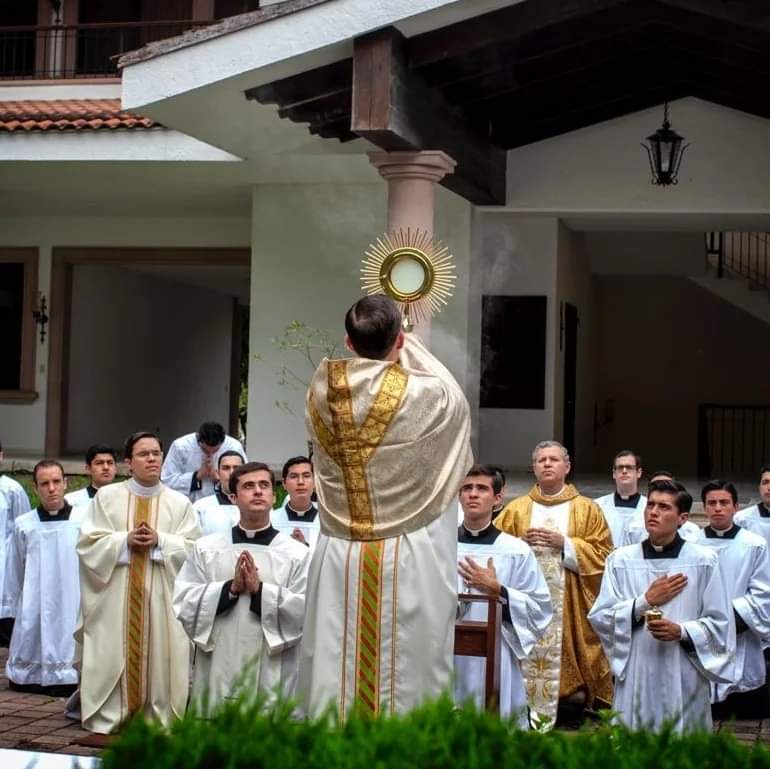 Legionarios de Cristo tweet media