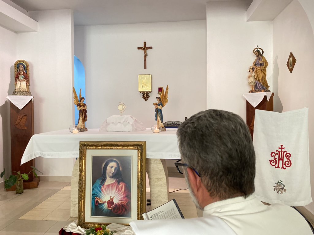 radiomariavenez's tweet photo. Jueves Eucarístico desde la Capilla de Radio María Venezuela 🙏🏻📻🤍
Sintoniza por:
📻 1450 AM
📲: En Instagram como Radio María Venezuela.
💻: https://t.co/ki8qXCkOx9
#cuerpodecristo #jueveseucaristico #envivo #1450am https://t.co/Z6XMrH07yy