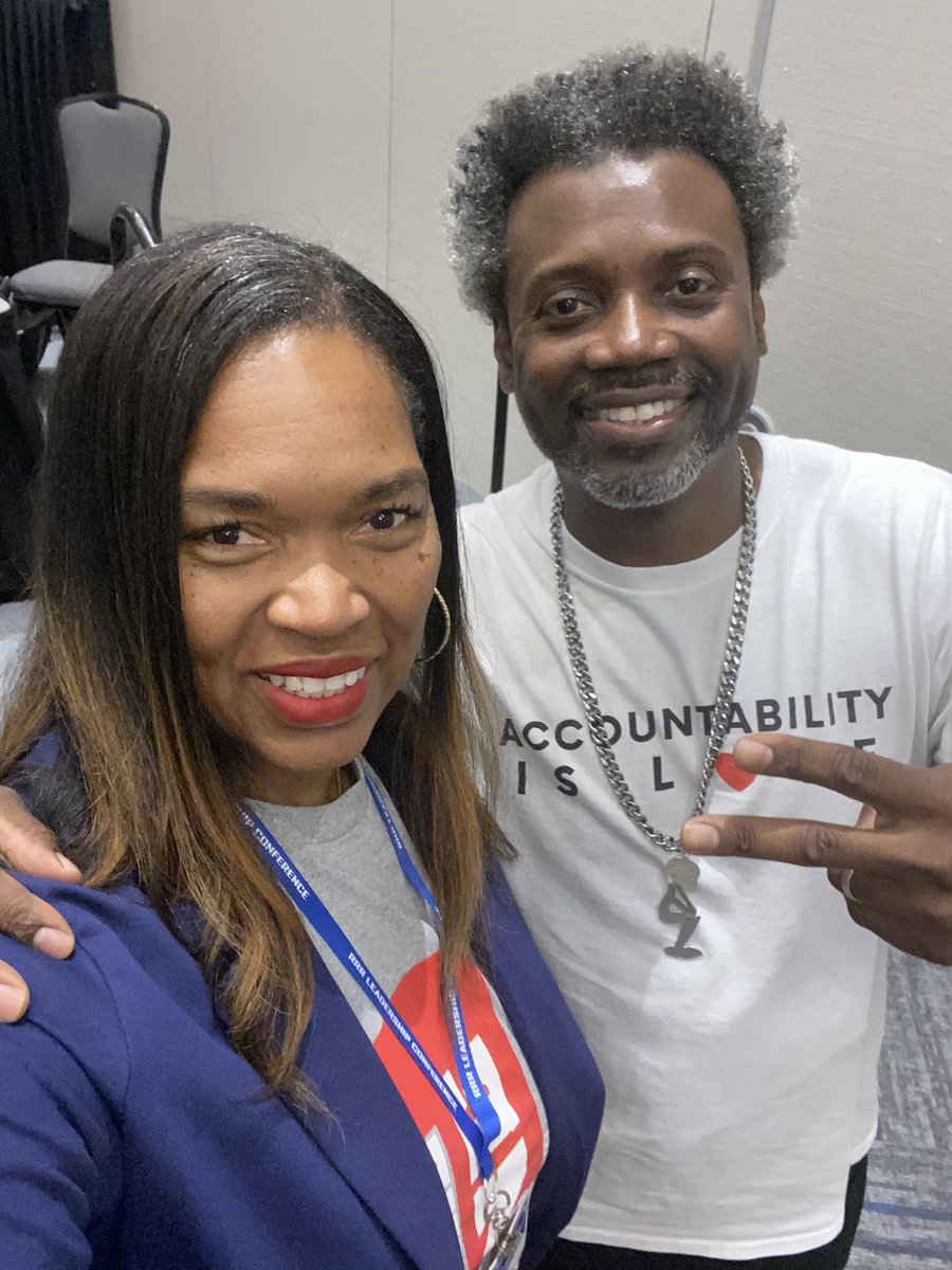 olisonsk's tweet photo. https://t.co/c9lM8z2dB8  founder Hoteb Benzo amazing session on “Top 10 Mistakes Leaders Make” #RRR2023 conference #CFISD. Thanks @royalisd for an amazing summer PD opportunity. https://t.co/yAi4rmVHjE