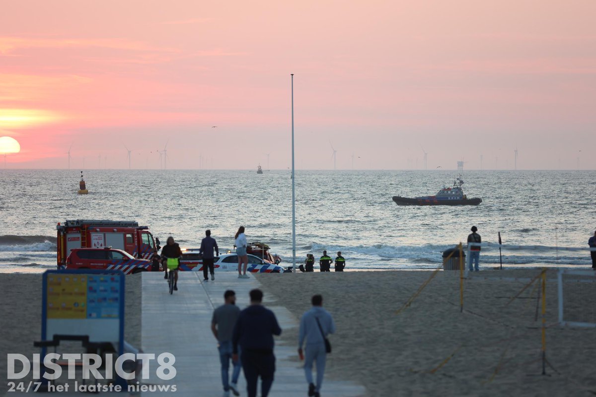 RedactieD8's tweet photo. Op de #Strandweg in #DenHaag t.h.v. JM Snacks was een kitesurfer in de problemen. De hulpdiensten rukte massaal uit, de reddingsboot Kitty Roosmale Nepveu van de KNRM heeft de kitesurfer aan boord genomen en veilig aan de kant gebracht. https://t.co/BEsRGknyEe