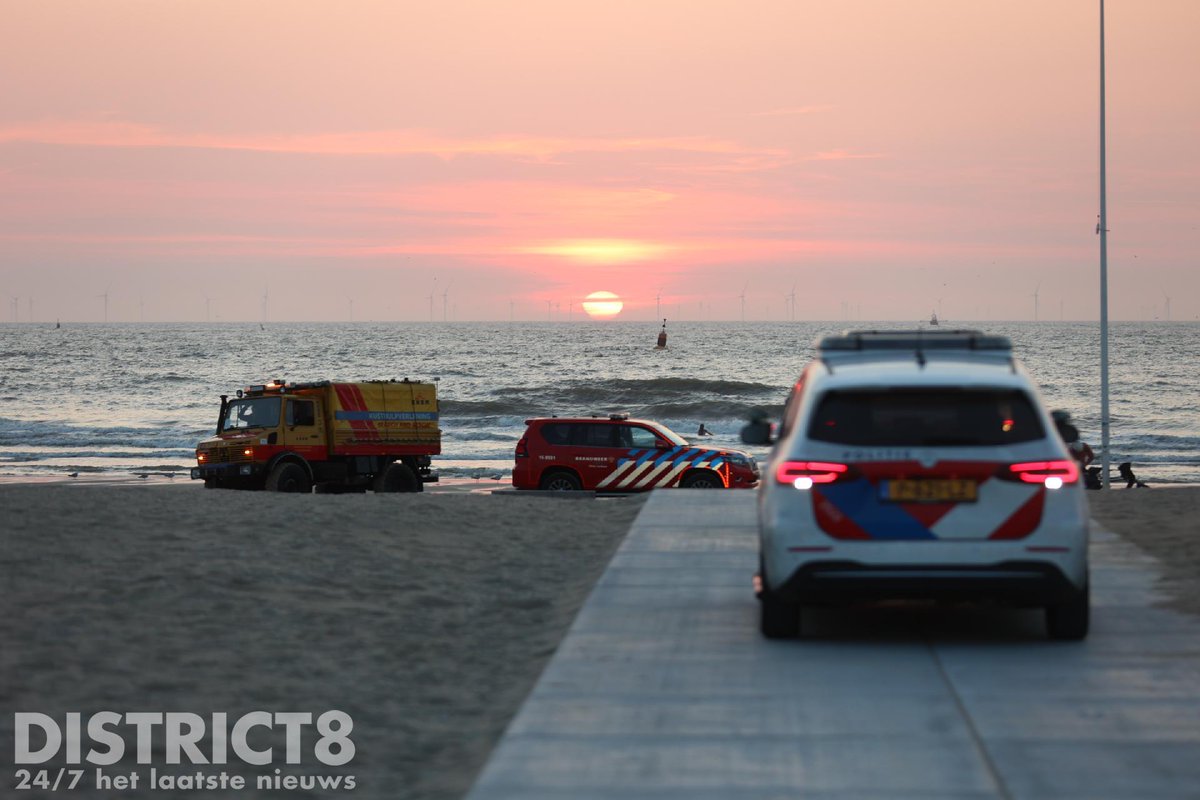 RedactieD8's tweet photo. Op de #Strandweg in #DenHaag t.h.v. JM Snacks was een kitesurfer in de problemen. De hulpdiensten rukte massaal uit, de reddingsboot Kitty Roosmale Nepveu van de KNRM heeft de kitesurfer aan boord genomen en veilig aan de kant gebracht. https://t.co/BEsRGknyEe