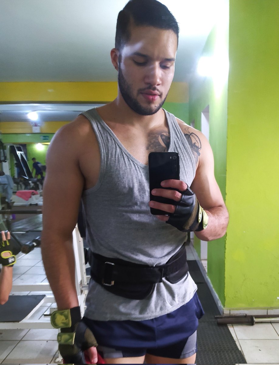 lrrg98's tweet photo. Con uniforme 🧑🏻‍⚕️ // Sin uniforme💪🏻 https://t.co/aE9mJpusdk