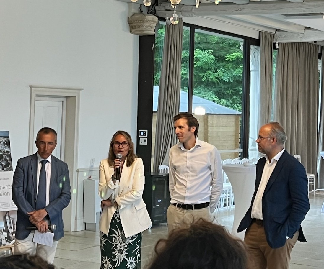 🎂 L'Association des #JeunesNotaires de #LoireAtlantique célèbre ses 30 ans, #MarieVirginieDurand, actuelle pdte, #AntoineDejoie, ancien pdt, #ErwanGaschignard, futur pdt, &amp; <a href="/JeanVeyrac/">Jean-Charles VEYRAC</a>, pdt de Chambre, mettent à l'honneur la #Convivialité &amp; la #Confraternité qui animent l'Asso.