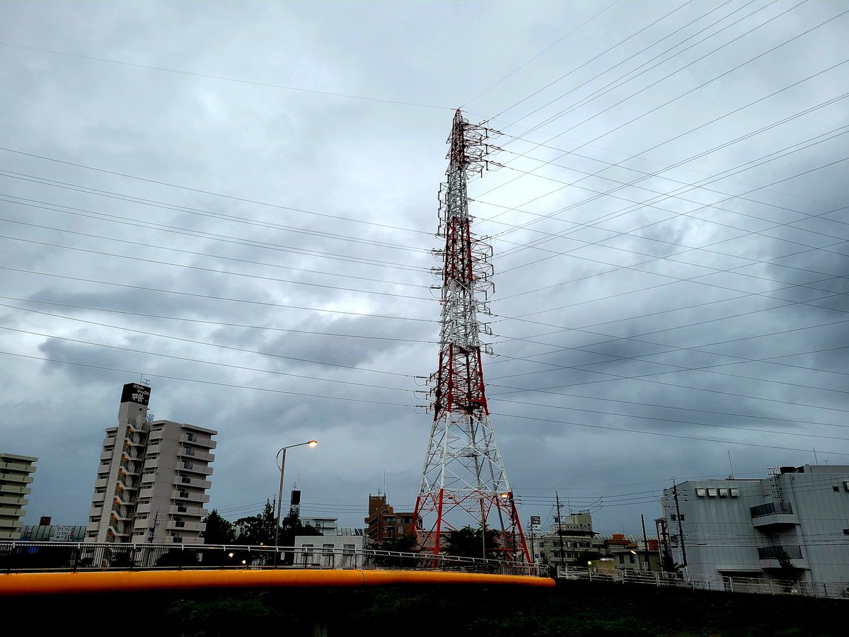 おはようさん(^-^)/どんより曇り空です。
#イマソラ
#ソライロ
#空ネット
#鉄塔