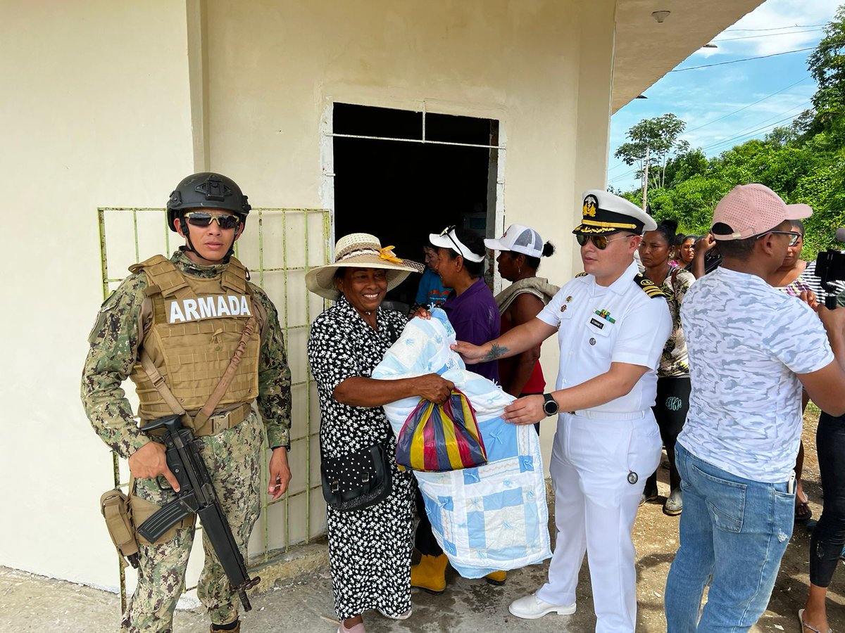 armada_ecuador's tweet photo. #Esmeraldas | La #ArmadaEcuatoriana, se encuentra desplegada en el sector norte en ayuda a los ciudadanos afectados por las #inundaciones.

El personal naval está realizando la entrega de materiales, vituallas y medicinas.💪🇪🇨

#YosoyNaval #ArmadaEcuatoriana #EstamosParaServir https://t.co/bKyestbHmQ