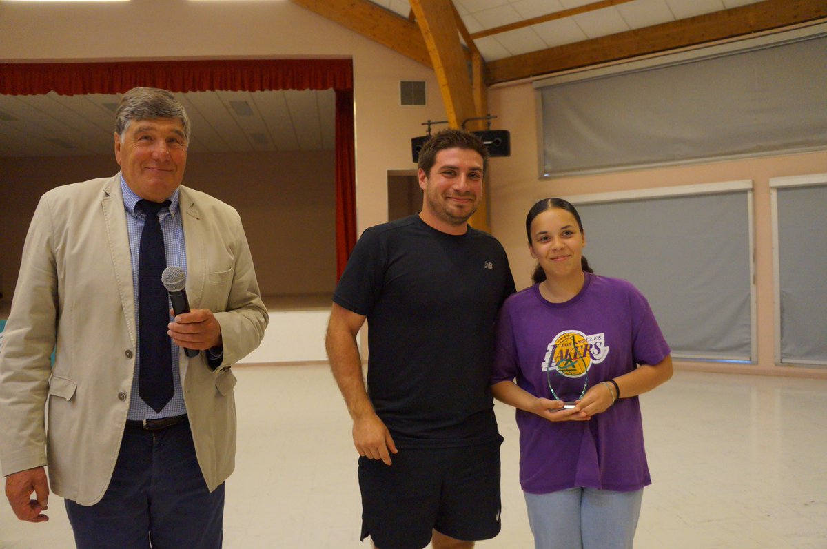 M. Quillet, Président de l'Union Sportive d'Etrépagny a présidé la cérémonie de remise des trophées des sports. La lauréate mise à l'honneur dans le cadre de l'AS du <a href="/CLGAnquetin/">Collège Louis Anquetin</a> est une élève de 4C. Un trophée d’honneur également pour une des professeures d’EPS du collège ! 👏🏻👏🏻