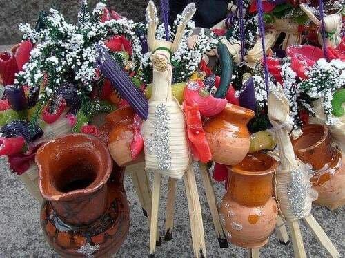 Don_Matu_Qro's tweet photo. El origen del #díadelasmulitas se remonta al México del s XVI en que los peregrinos llegaban el Jueves de Corpus con sus mulas cargadas de huacales y las ofrendas del diezmo. La presencia de las mulitas hizo que el populo llamara a la fiesta de Corpus como el "Día de las Mulas". https://t.co/D31zdk0zWI
