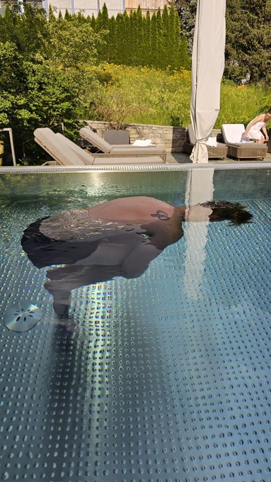 This is me when I&rsquo;m 7 days into my first visit to Switzerland and @FlySWISS still can&rsquo;t find my luggage