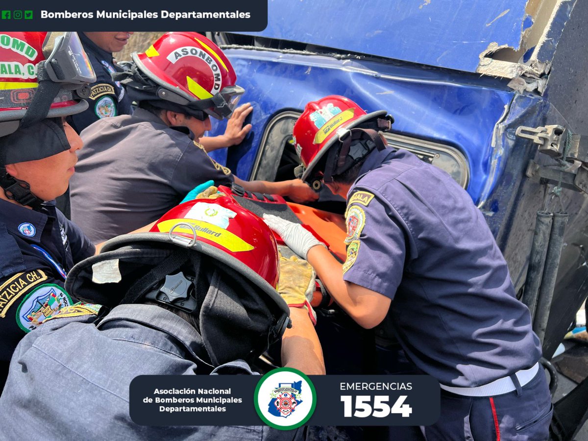 #EUNacionales Accidente múltiple a la altura del km 59 libramiento de Chimaltenango, varias estaciones de Bomberos Municipales trabajaron con equipo especial para rescatar a 2 personas que quedaron atrapadas en la cabina, fueron trasladadas al Hospital de Chimaltenango. #EU903