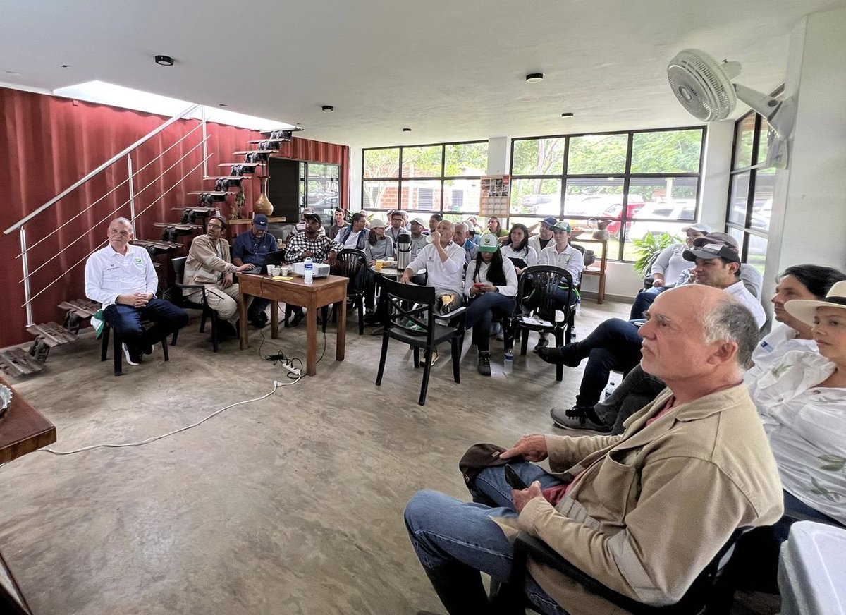 minas_antioquia's tweet photo. La formalización es lo más importante para avanzar en el desarrollo de una minería sustentable para el país, y Río Rayo es un ejemplo de ello, con quienes compartimos un espacio de socialización para conocer los procesos de recuperación y aprovechamiento de la riqueza del suelo👇 https://t.co/5pI9AzqkcA