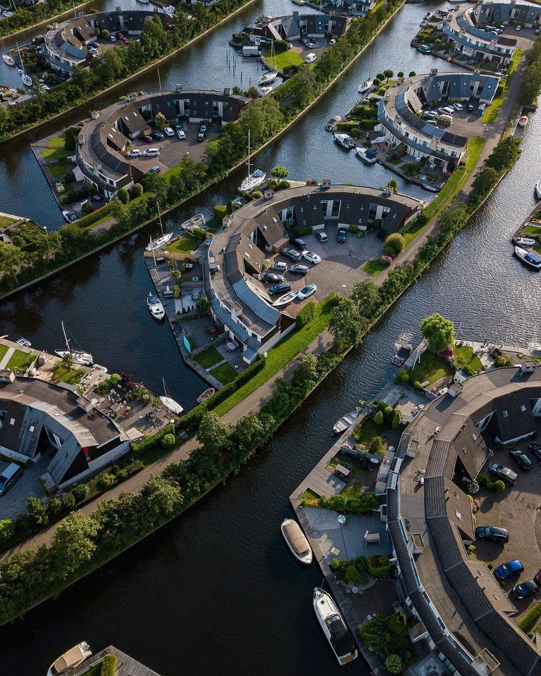 MarinaPark Lemmer is a vacation home rental agency that offers bungalows on the ports of Friesland, the Netherlands. Picture by Cédric Houmadi
themindcircle.com/marinapark-lem…
instagram.com/p/Csbk72aKCdn/
bio.site/cee_explorer