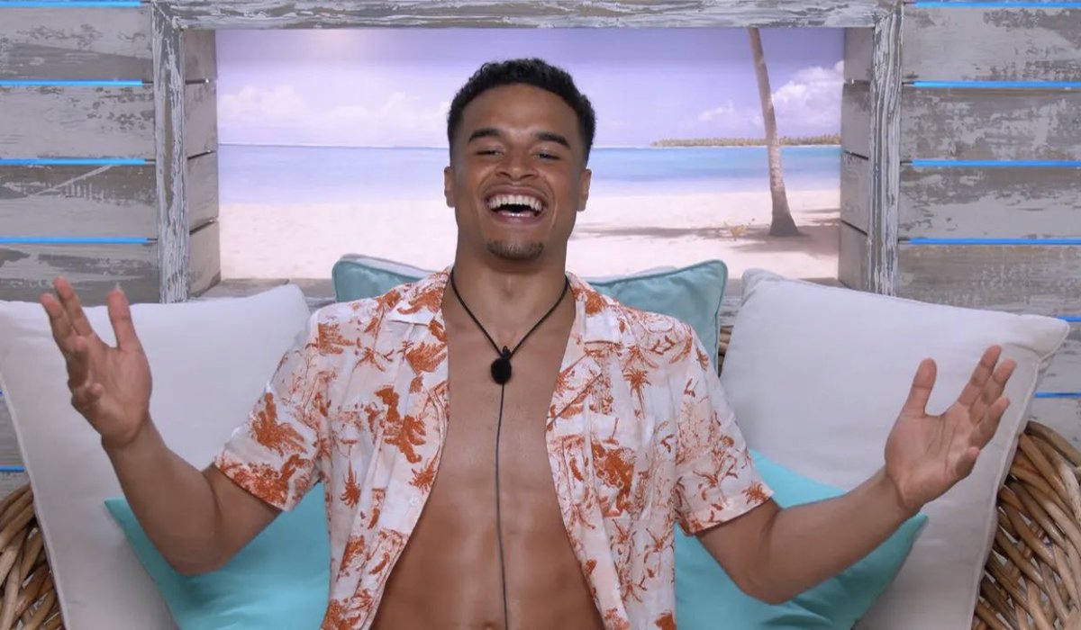 Jess look he’s got turkey teeth #LoveIsland