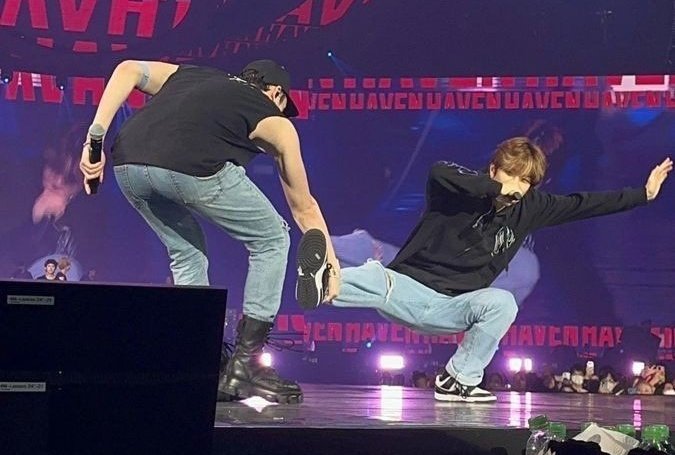 linosthickthigh's tweet photo. straykids holding hands

- a very needed thread - https://t.co/l4T5feEggq