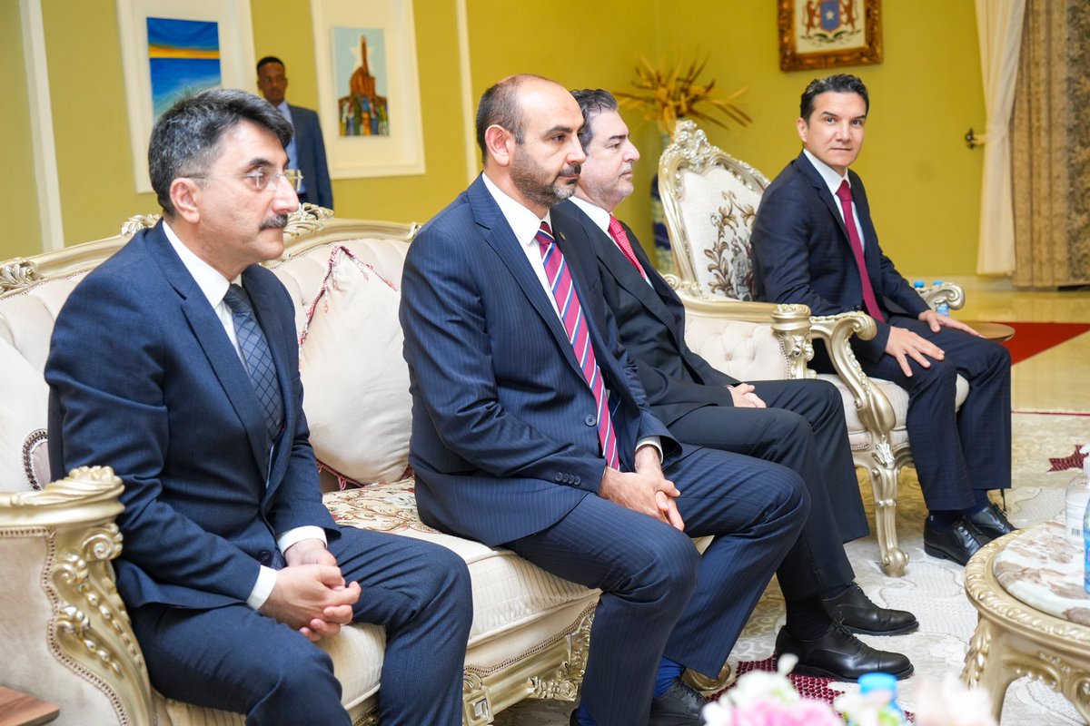 TheVillaSomalia's tweet photo. H.E @HassanSMohamud welcomed Turkish investors on a courtesy visit at Villa Somalia. The President expressed his appreciation for Türkiye's growing investment in #Somalia, reiterating the government's commitment to creating a conducive environment for investors. https://t.co/QVclnwNdsY