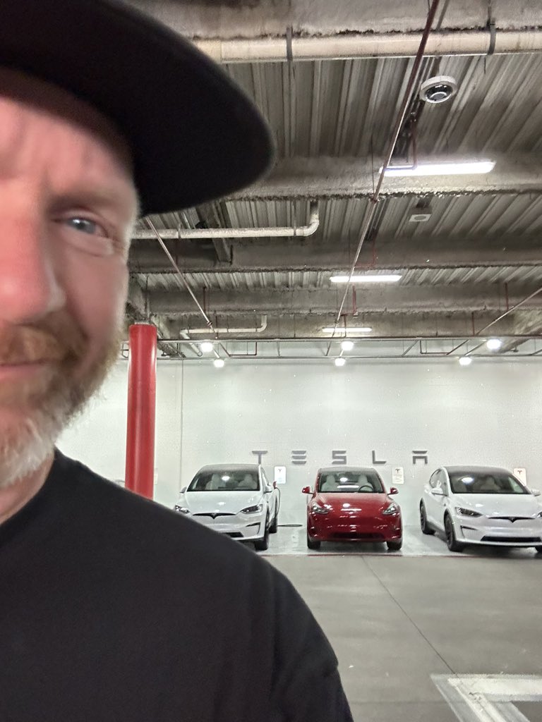 bobnoxious's tweet photo. Does everyone who buys a @Tesla do so from the mall? #weird https://t.co/0aHv3GtEW2