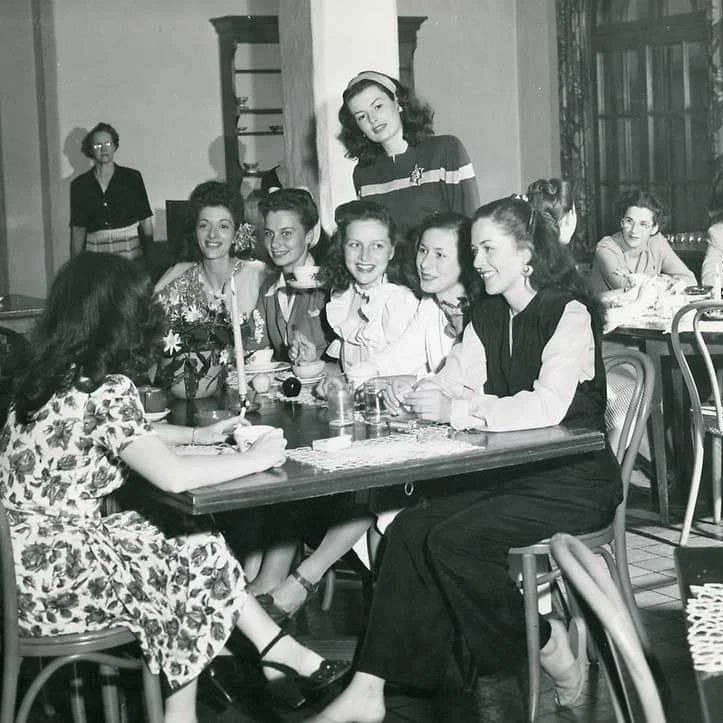 Clubpassionmar2's tweet photo. #Marilyn #MarilynMonroe #clubpassionmarilyn #studioclub #clariceevans https://t.co/7ld70N51Gj