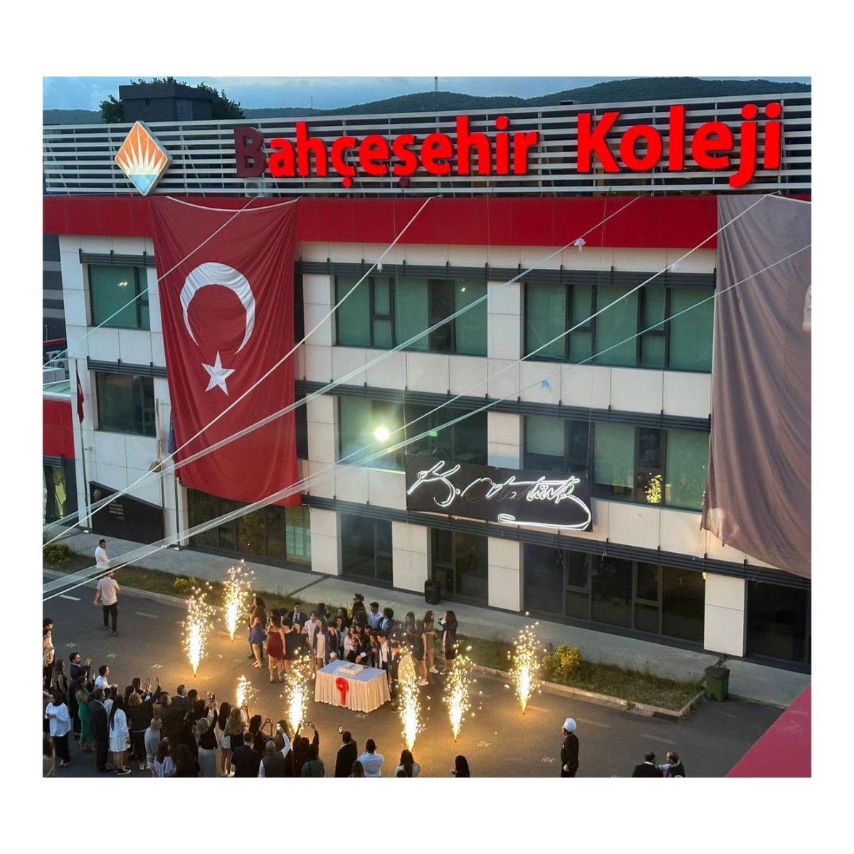 8.sınıf öğrencilerimizin liseye geçiş törenine katılımlarından dolayı Felsefe Bölüm Başkanımız Filiz Yıldırım'a, Din Kültürü ve Ahlak Bilgisi Bölüm Başkanımız Yasemin Arayan'a, emekleri için tüm öğretmenlerimize ve tüm velilerimize teşekkür ederiz.🎓
#bahçeşehirkoleji