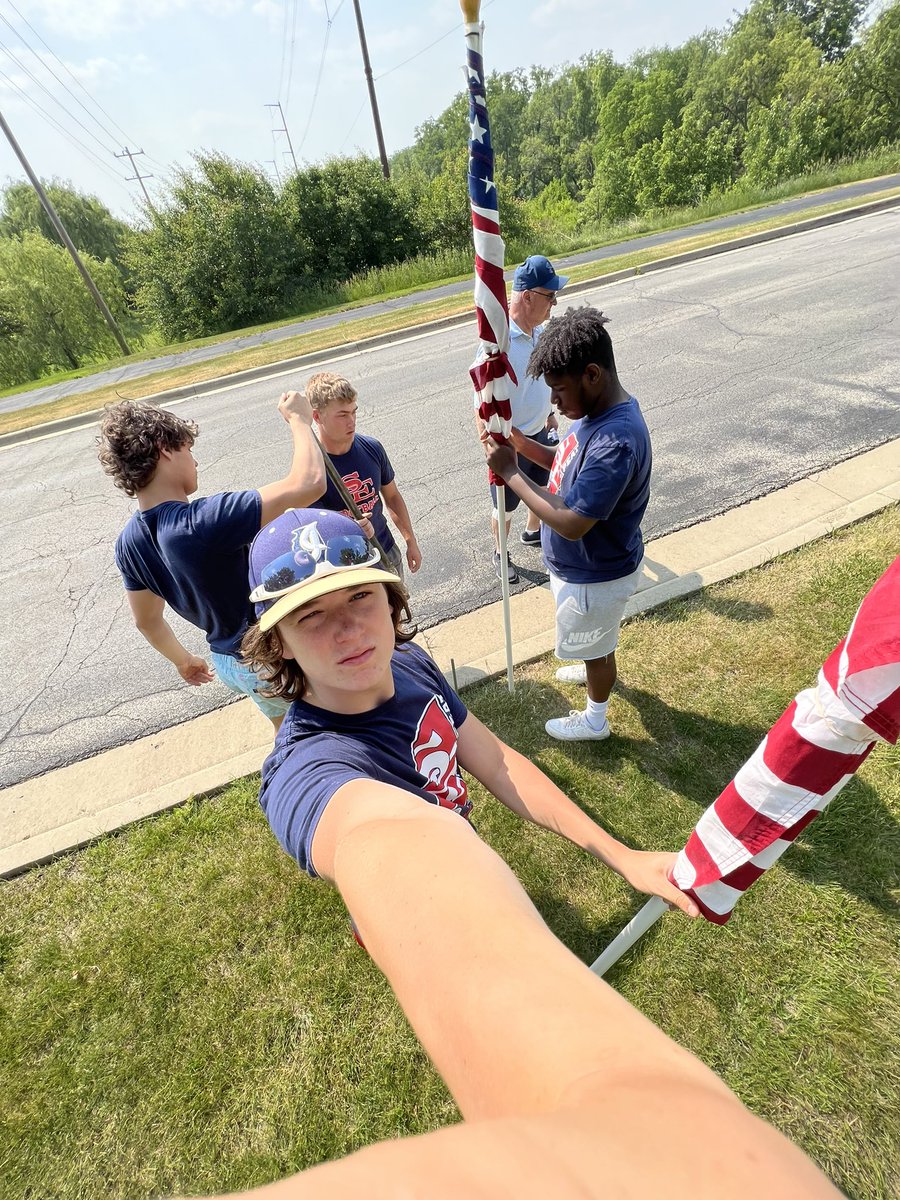 Great start to our flag set-up at Bowes Creek Country Club with @SouthElginFB great team bonding moment helping out the people who served our country! <a href="/coachteonic/">Dragan Teonić</a>