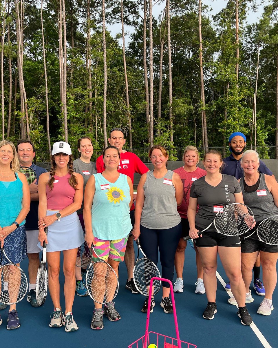 agift0810's tweet photo. Hanahan started their first Tennis 101 last night on the NEW Hawk’s Nest courts &amp; we just handed out the new racquets &amp; then the rain came!! Want to learn tennis? Give me a shout out @ gift@sctennis.com! #hanahanhawksnestpark #cityofhanahan
#PlayTennisSC #ustasouthcarolina https://t.co/ADeEuq6VaP