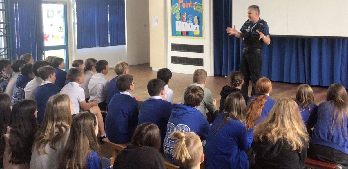 PoliceSudbury's tweet photo. Great to be back @PotKilnPrimary School yesterday meeting yr 6 Class #Bowie &amp; Class #Owens. We discussed safe use of #socialmedia and the laws around it. #StopThinkAvoidRegret #OneCopStop #KeepSafeAndKnowTheLaw #PCSOSKEGGS👮🏻 https://t.co/HdEVg0UJQ8