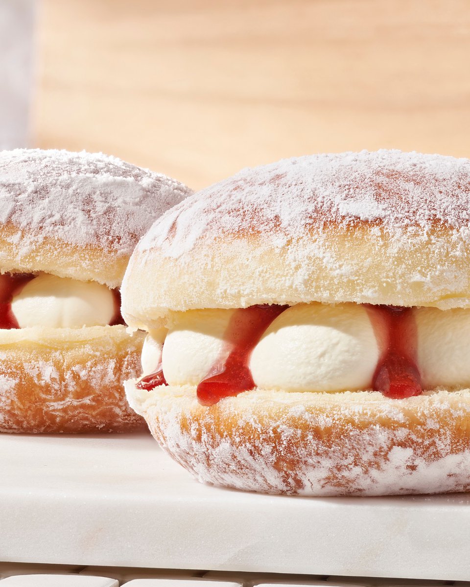 ParisBaguetteUS's tweet photo. three reasons to treat yourself to three new summer flavors 🌞
🌞 Pistachio King Cream Donut
🌞 Strawberry King Cream Donut
🌞 Pistachio Mochi Donut
Available now at Paris Baguette.
#PBMoments #ParisBaguette #summer #summeritems https://t.co/oHr8dCKDxR