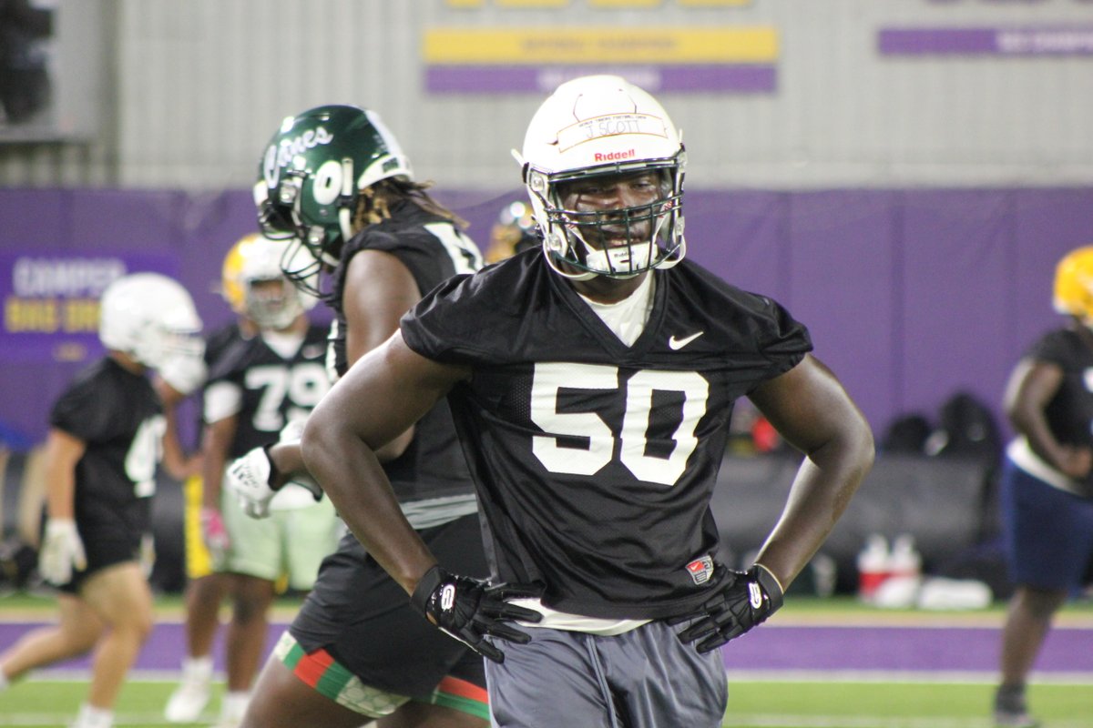There's a New Orleans area DL who has put himself firmly on college radars ahead of his senior season. Shaw's Jayden Scott has 8 offers, including an in-state trio of Tulane, Louisiana + Louisiana Tech. Camped at #LSU this week. @On3sports Profile: on3.com/db/jayden-scot…