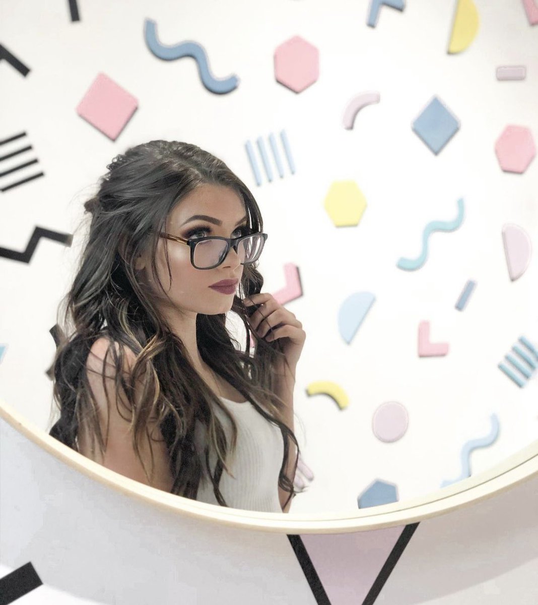 dabs on Twitter "RT QueenReafer Mirror mirror on the wall 🪞🍎"