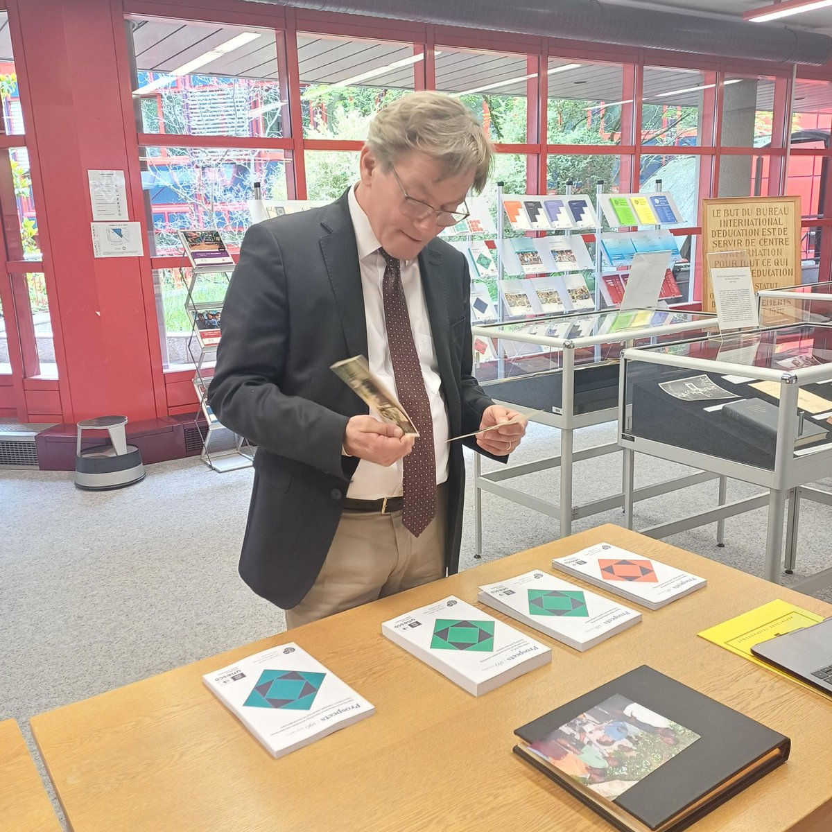 A rare visit that we enjoyed vastly: Sobhi Tawil, Director, Future of Learning and Innovation, <a href="/UNESCO/">UNESCO 🏛️ #Education #Sciences #Culture 🇺🇳</a>. Fascinating ideas on connecting the future and past of education, which left us enthralled. <a href="/IBE_UNESCO/">UNESCO-IBE</a> <a href="/simo_popa/">Simona Popa</a> #IAW2023