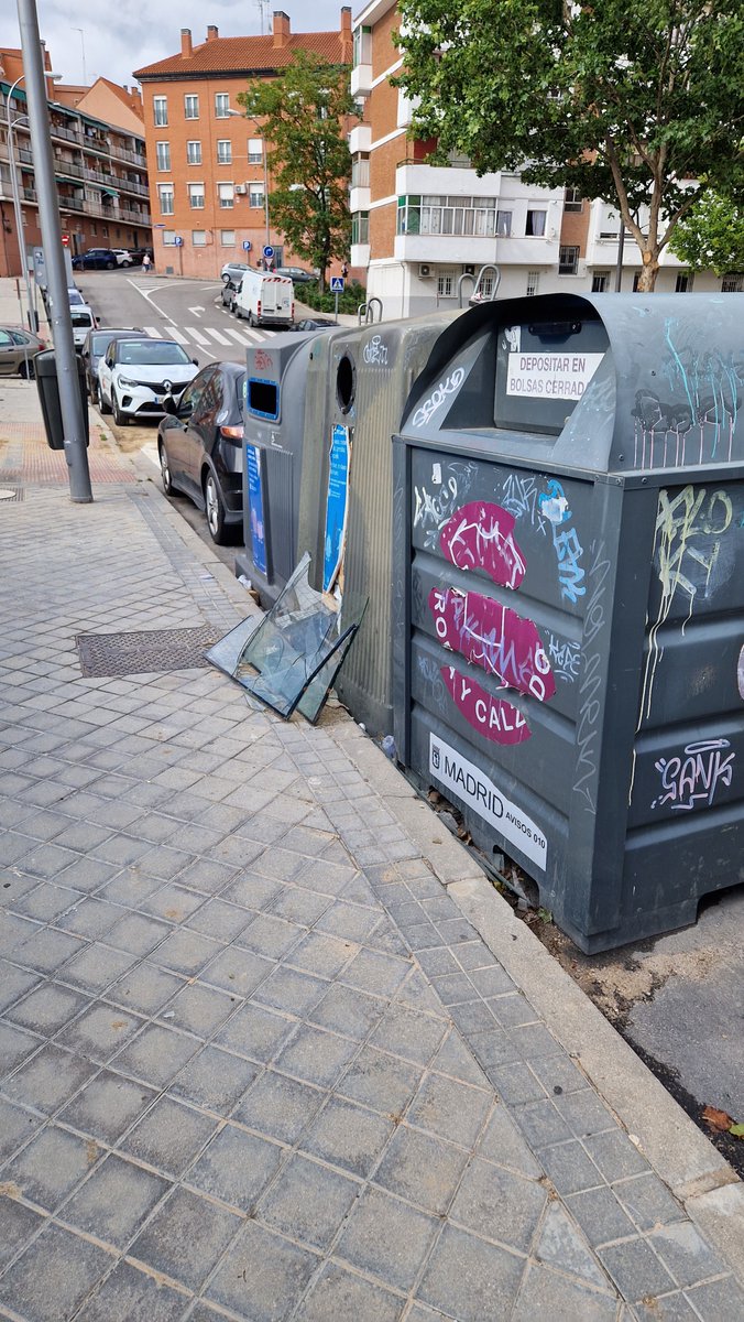 plpit's tweet photo. @Lineamadrid  Buenas noches, esos cristales llevan casi dos semanas apoyados en el contenedor del vidrio y no lo recogen. Calle Fuentes de San Jorge. Vicalvaro. Junto a la obra del CIEC Centro de Innovación de Economía Circular. https://t.co/LOsqWUEvpG