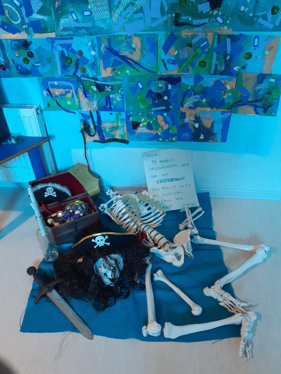 Visita sorpresa de un esqueleto pirata. Descubrímos qué es ser vertebrado manipulando vértebras y huesos. ¿Conseguiremos realizar la misión? #clasedálmatas <a href="/HBSTORREJON/">Humanitas Torrejón</a>