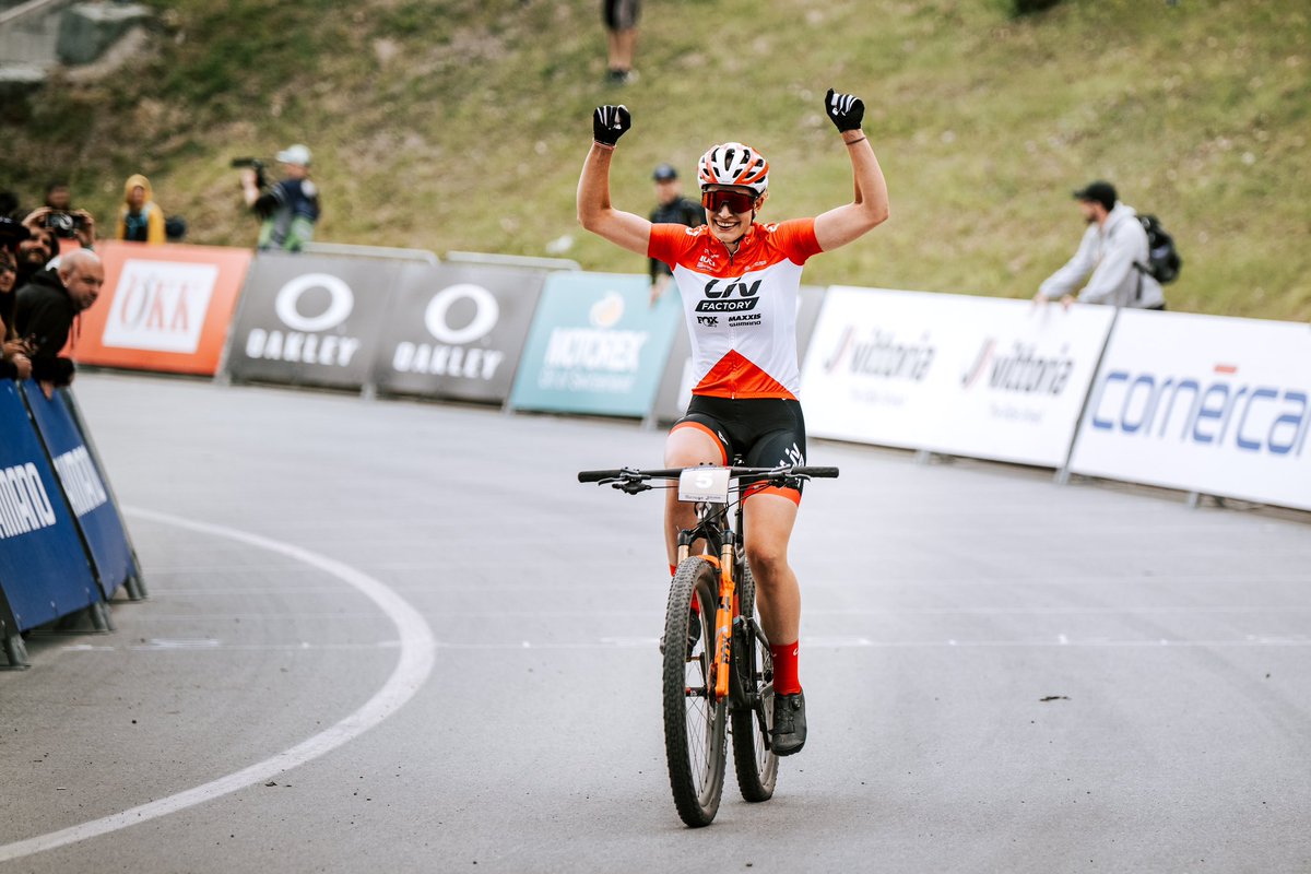 🔥 What a race! 🔥 Ronja Blochlinger sprinted to victory at the U23 XCC in Lenzerheide with an impressive finish and retained her overall position and leader's jersey. Read the full race recap ➡️ fal.cn/3yWg0