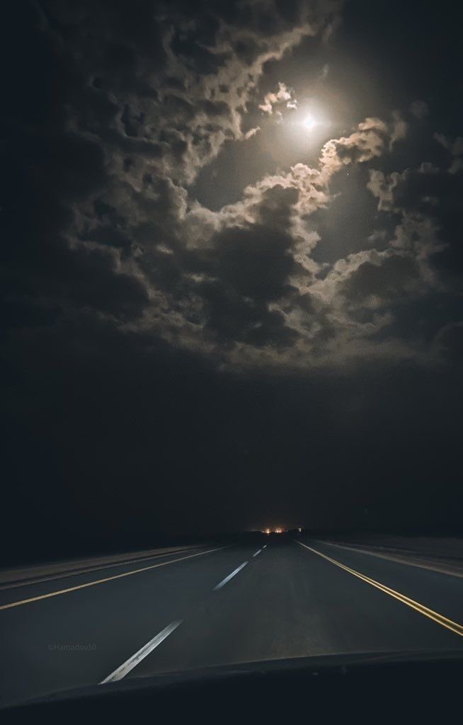 طريق طويل و قمر !