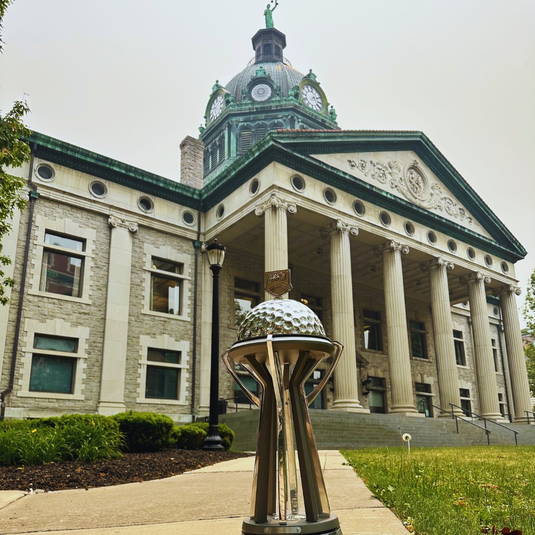 Had to make a pit stop downtown at the courthouse for this awesome photo! ⛳

Stop #11 ✅ #WhereToNext #TrophyTour #DSGOpen