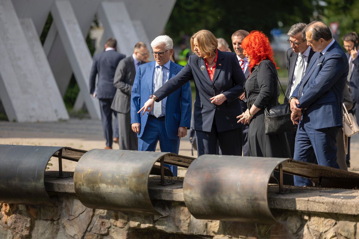 GermanAmbLatvia's tweet photo. Important paying respects to the terrible fate of 🇱🇻 and its Baltic neighbours losing freedom for half a century under Soviet occupation in Riga #occupationmuseum. Deeply moved also laying flowers at #ChoralSynagogue to commemorate #Holocaust victims of Nazi German occupation.4/5 https://t.co/bEUe95QXA8
