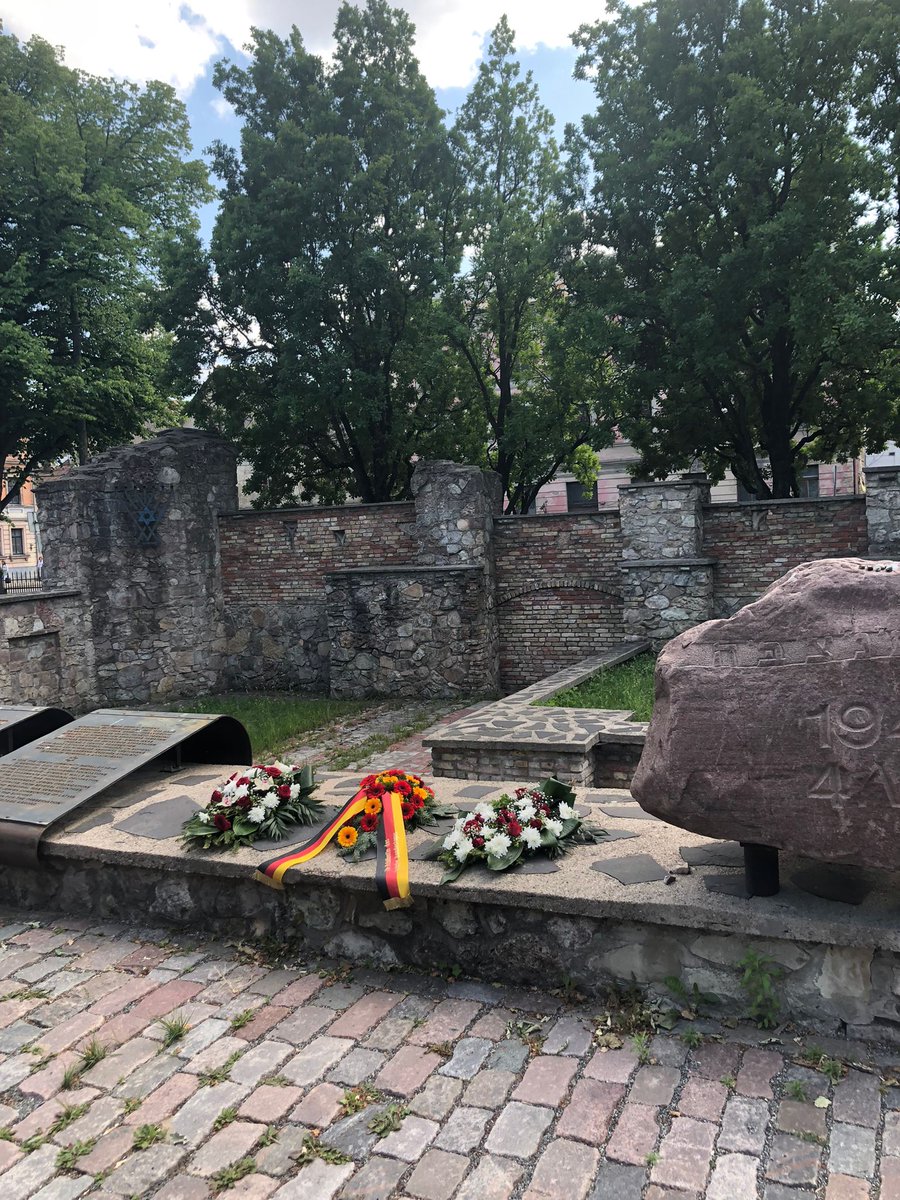 GermanAmbLatvia's tweet photo. Important paying respects to the terrible fate of 🇱🇻 and its Baltic neighbours losing freedom for half a century under Soviet occupation in Riga #occupationmuseum. Deeply moved also laying flowers at #ChoralSynagogue to commemorate #Holocaust victims of Nazi German occupation.4/5 https://t.co/bEUe95QXA8