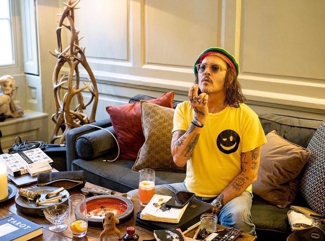 centraldepp's tweet photo. Ross Halfin publicou essas fotos de Johnny com a legenda: 

“Feliz aniversário de 60 anos para meu pequeno raio de sol”. 🥹 https://t.co/r2nRML7EvY