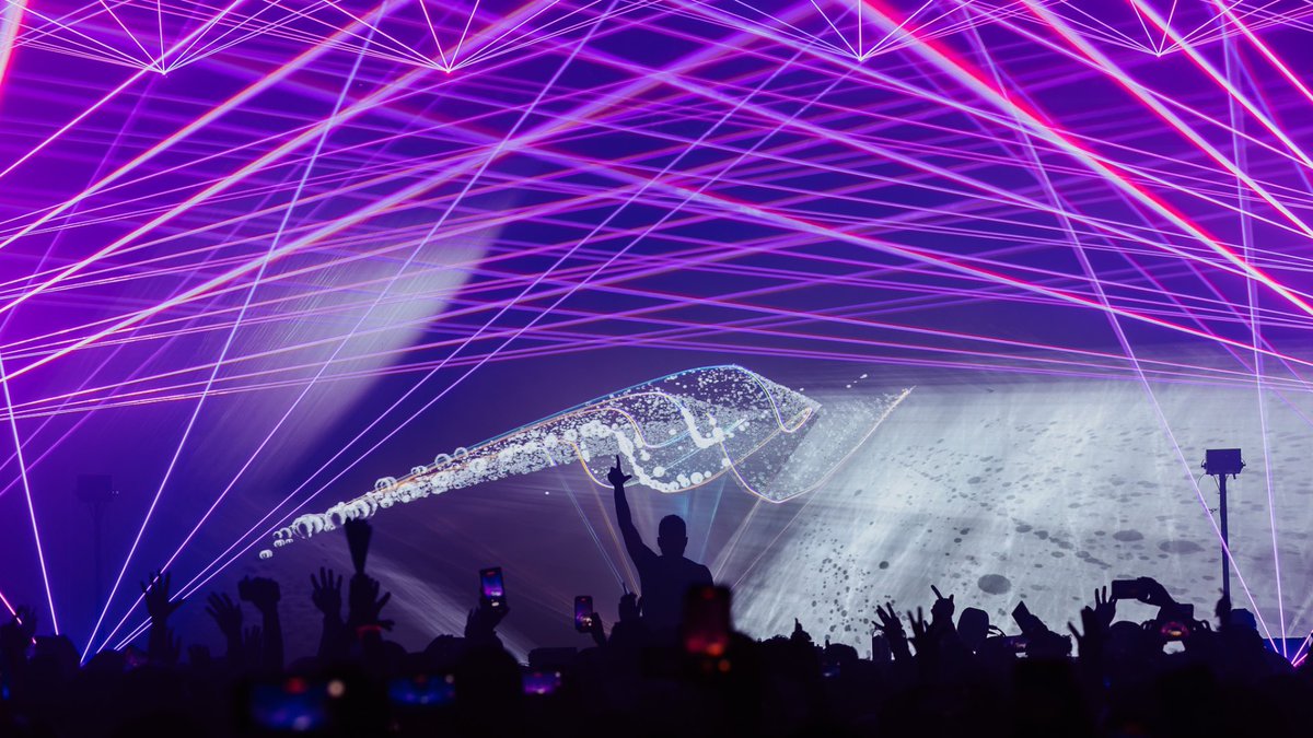 INTUS_TV's tweet photo. Hace poco más de un año tuvimos el gran placer de desarrollar el show visual para la premiere de LSR/CITY de @garethemery en Las Vegas. Una mezcla de software personalizado y visuales generativas conducidas por láser en tiempo real. 🔝

📸: @rukes

#TBT https://t.co/zLSvZrimfV