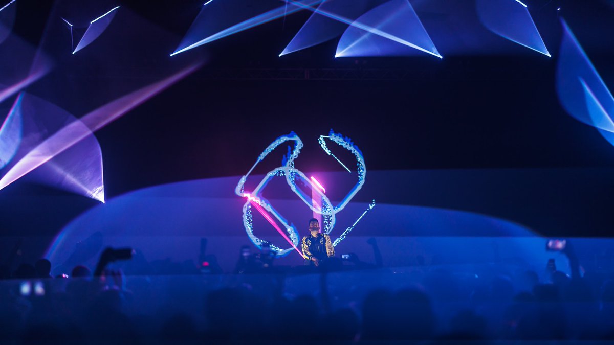 INTUS_TV's tweet photo. Hace poco más de un año tuvimos el gran placer de desarrollar el show visual para la premiere de LSR/CITY de @garethemery en Las Vegas. Una mezcla de software personalizado y visuales generativas conducidas por láser en tiempo real. 🔝

📸: @rukes

#TBT https://t.co/zLSvZrimfV